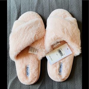 Soft pink T crossed Faux Fur slide slippers